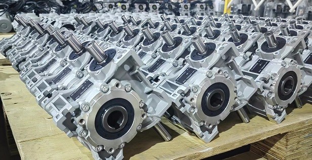 11月正忙，艾思捷雙軸輸入蝸輪減速機(jī)SJMRV050-30-AB發(fā)貨 (2).jpg